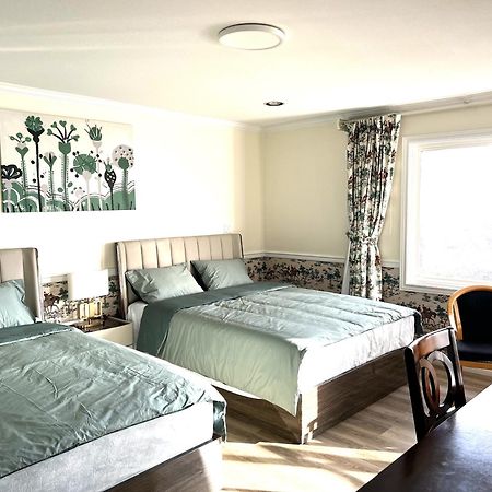 Master Bedroom With Two Queen Sized Bed Richmond Esterno foto