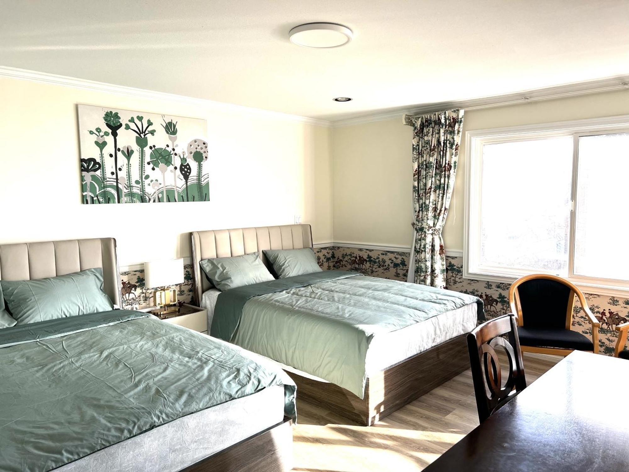 Master Bedroom With Two Queen Sized Bed Richmond Esterno foto